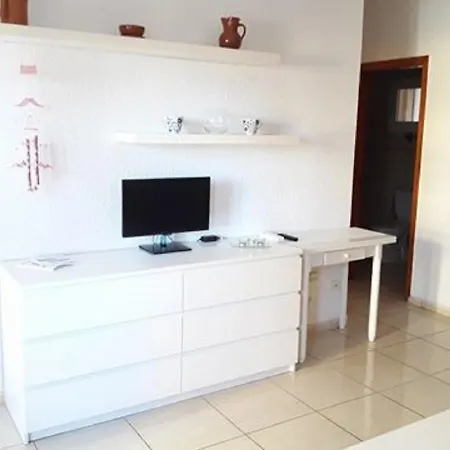 White شقة لوس كريستيانوس